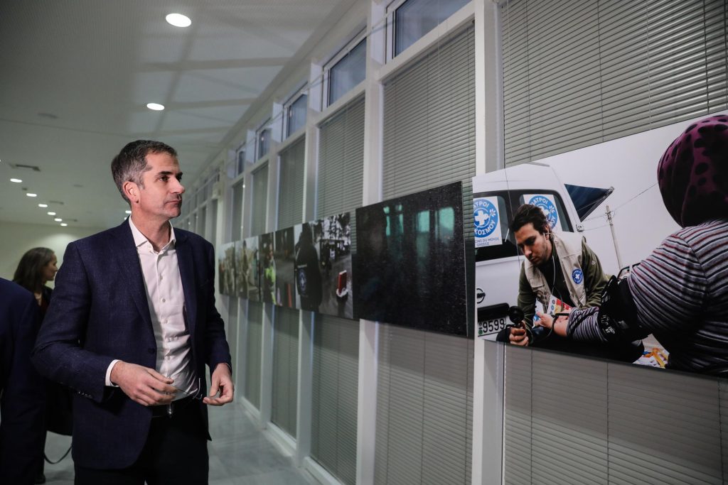 Ο Δήμαρχος Αθηναίων κ. Κώστας Μπακογιάννης στην Έκθεση Φωτογραφίας των Γιατρών του Κόσμου leaving behind
